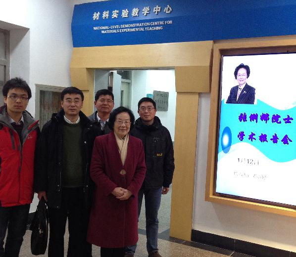 访问期间与澳门十大信誉好的网站教师合影