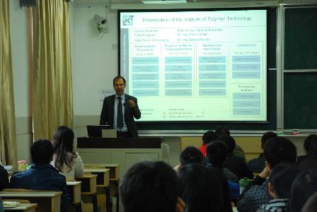 Dietmar Drummer教授为澳门十大信誉好的网站本科生授课